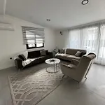 - Apartamento *